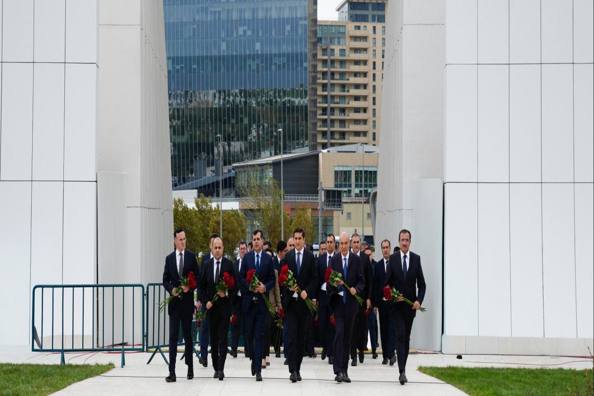 Ədliyyə Nazirliyinin kollektivi Zəfər parkını ziyarət edib