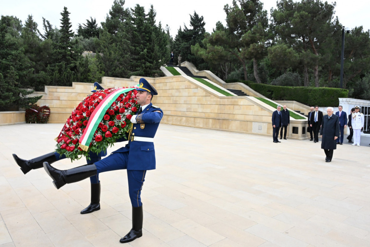 İtaliya Prezidenti Şəhidlər xiyabanını ziyarət edib