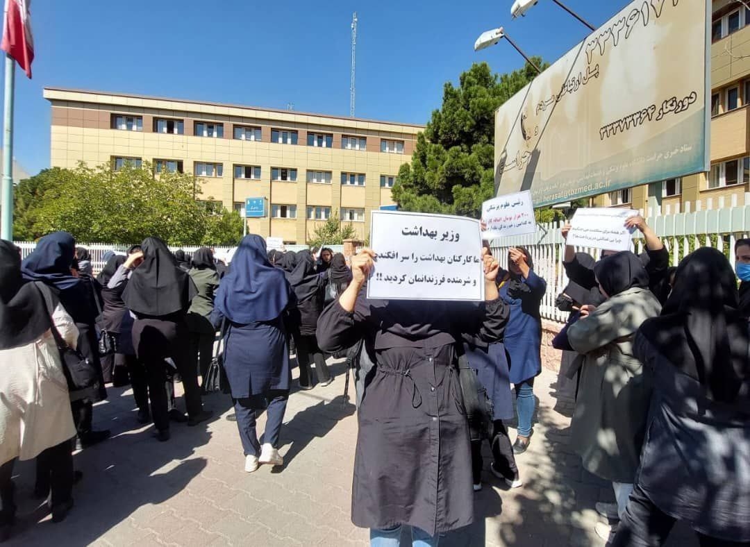 Təbriz səhiyyə işçiləri aşağı maaşlara və yaşayış şəraitinə etiraz etmək üçün eyləm keçirib