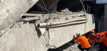 İndoneziyada məktəbin uçması nəticəsində ölənlərin sayı 36-ya çatıb