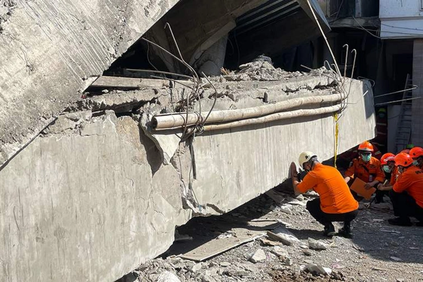 İndoneziyada məktəbin uçması nəticəsində ölənlərin sayı 36-ya çatıb
