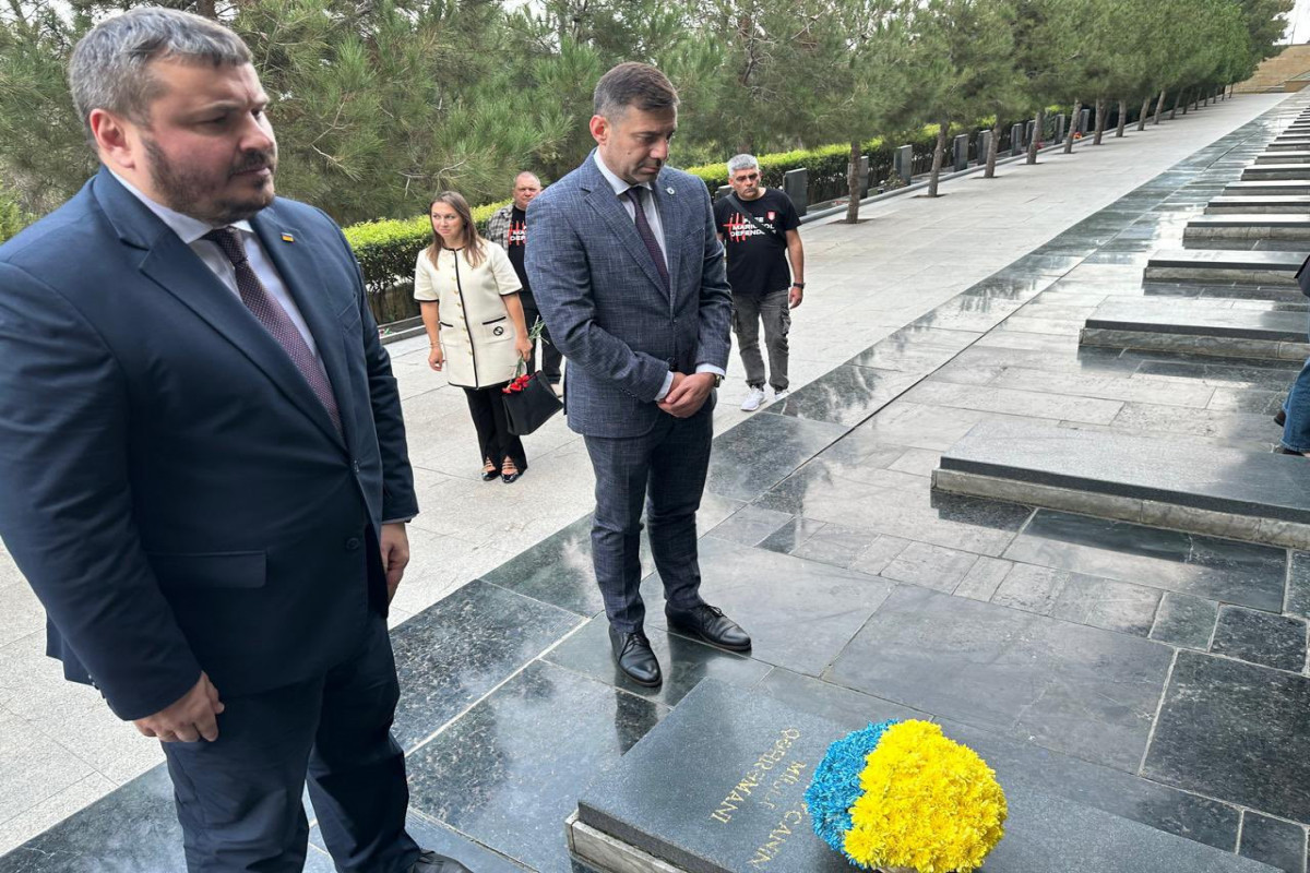 Ukrayna Ombudsmanı Şəhidlər xiyabanını ziyarət edib