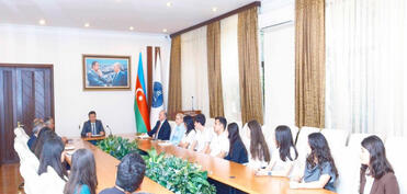 ATU rektoru Prezident təqaüdçüləri ilə görüşüb
