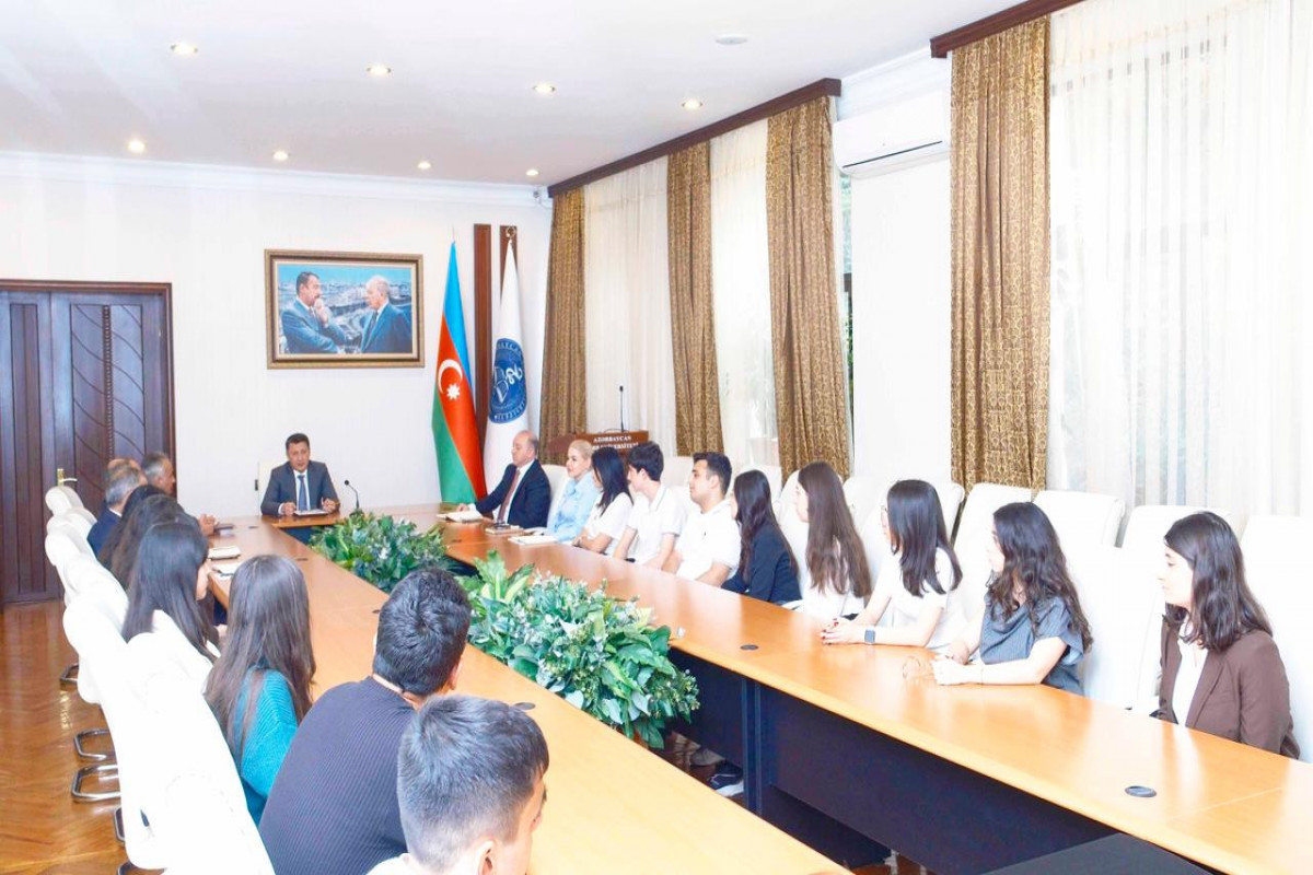 ATU rektoru Prezident təqaüdçüləri ilə görüşüb