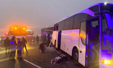 İstanbulda avtobus dayanacağa çırpılıb, ölən və yaralananlar var