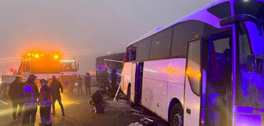 İstanbulda avtobus dayanacağa çırpılıb, ölən və yaralananlar var