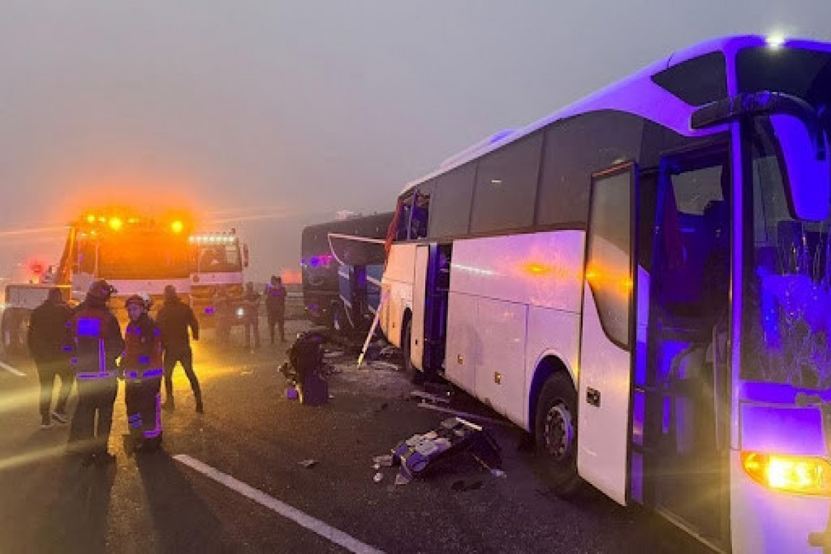İstanbulda avtobus dayanacağa çırpılıb, ölən və yaralananlar var