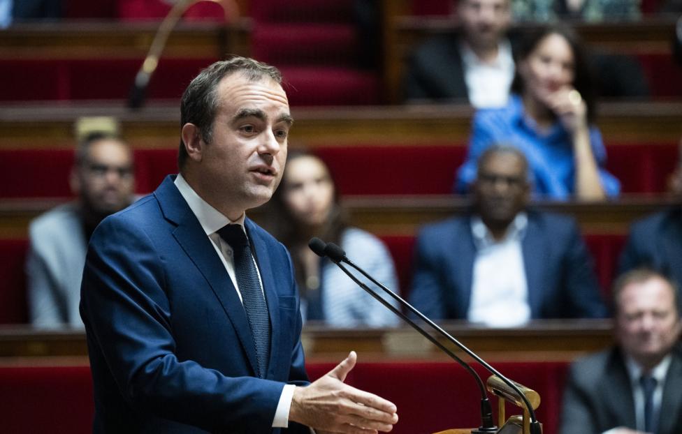 Fransa parlamenti kabinetə etimadsızlıq təklifini rədd edib
