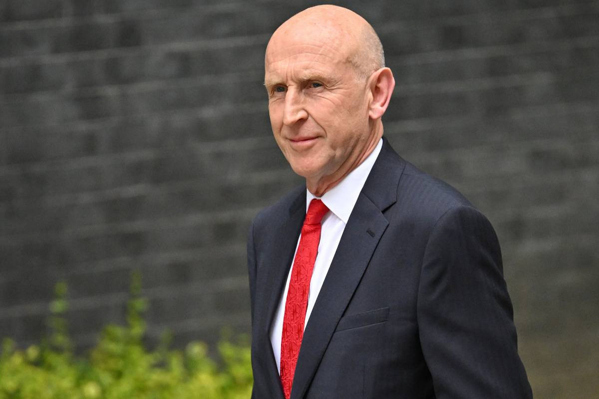 Britaniyanın müdafiə naziri Putinə müraciət edib