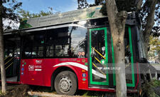 Bakıda sərnişin avtobusu qəza törədib  - FOTO