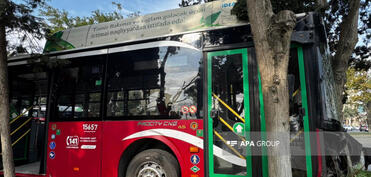 Bakıda sərnişin avtobusu qəza törədib  - FOTO