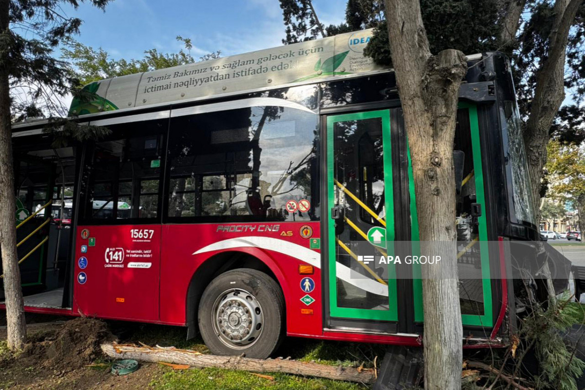 Bakıda sərnişin avtobusu qəza törədib  - FOTO