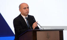 Emin Əmrullayev: Qızların yuxarı siniflərdə təhsil göstəricilərinin azalması qadağalarla üzləşmələri ilə bağlıdır