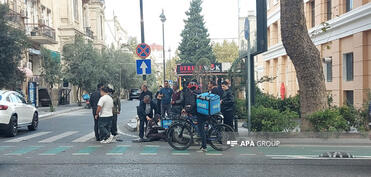 Bakının mərkəzində avtomobil velosipedçini vurub - FOTO