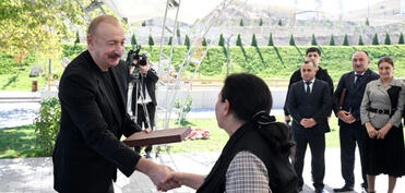 Prezident İlham Əliyev Cəbrayıl rayonunun Horovlu kəndinin sakinlərinə mənzillərin açarlarını təqdim edib