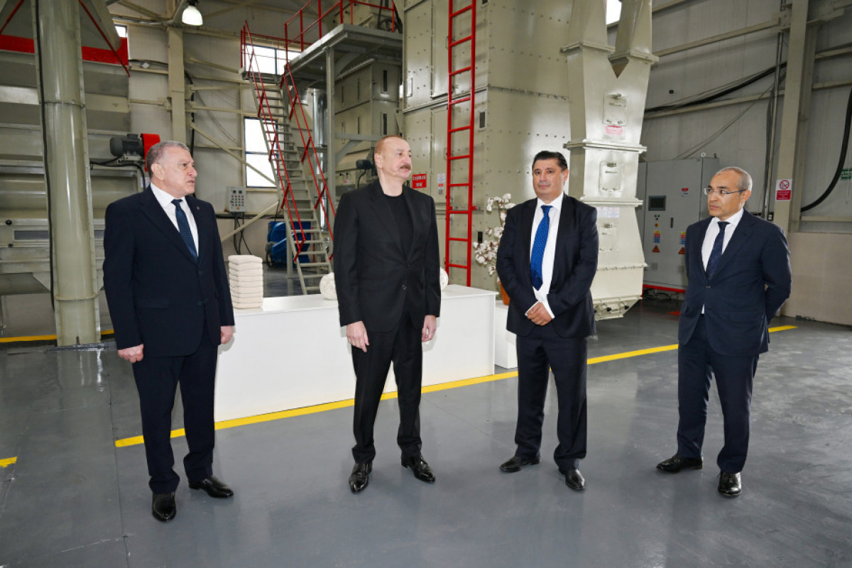 Prezident İlham Əliyev Sabirabadda pambıq emalı zavodunun fəaliyyəti ilə tanış olub