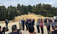 Beynəlxalq Parlament Konfransının iştirakçıları Fəxri xiyaban və Şəhidlər xiyabanını ziyarət ediblər -FOTO