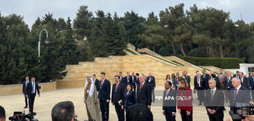 Beynəlxalq Parlament Konfransının iştirakçıları Fəxri xiyaban və Şəhidlər xiyabanını ziyarət ediblər -FOTO