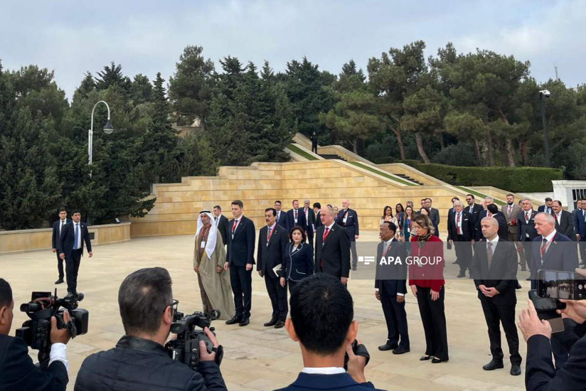 Beynəlxalq Parlament Konfransının iştirakçıları Fəxri xiyaban və Şəhidlər xiyabanını ziyarət ediblər -FOTO