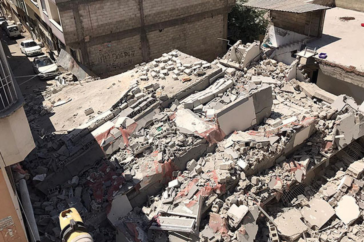 Türkiyədə beşmərtəbəli bina çöküb, 5 nəfər dağıntılar altında qalıb