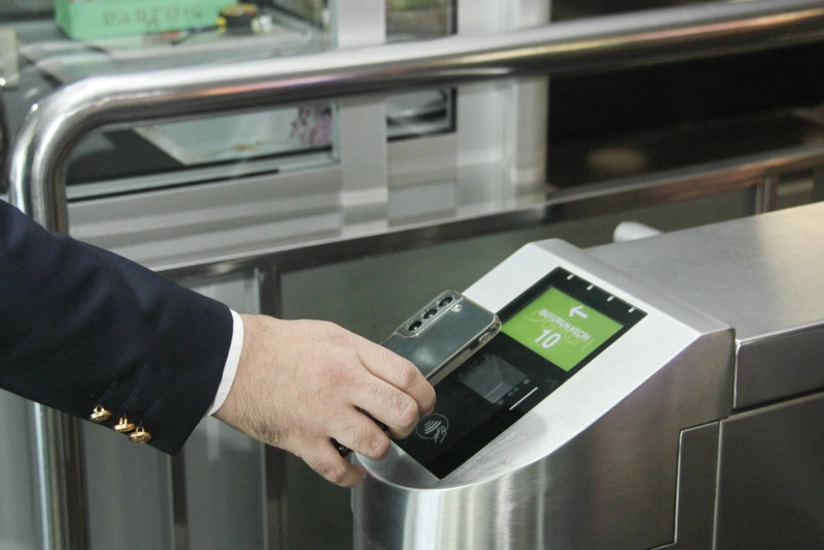 Bakı metrosunun keçidlərində NFC dəstəkləyən bank kartları ilə test rejimində ödəniş imkanı yaradılıb