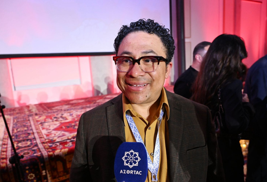 Amerikalı şair: Şeir sükutu işığa çevirən sehrdir