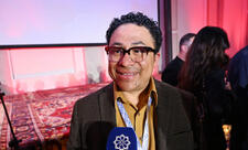 Amerikalı şair: Şeir sükutu işığa çevirən sehrdir