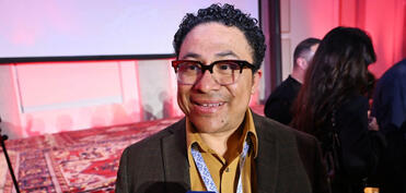 Amerikalı şair: Şeir sükutu işığa çevirən sehrdir