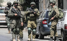 İsrail qüvvələri Quneytrada təmizləmə əməliyyatı zamanı bir qrup suriyalını saxlayıb