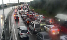 Zığ şosesində texniki nasaz yük avtomobili yolda qalaraq sıxlığa səbəb olub