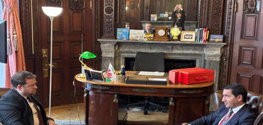 Hikmət Hacıyev Britaniyanın dövlət naziri ilə əlaqələrin genişləndirilməsini müzakirə edib