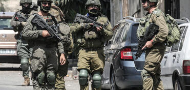 İsrail qüvvələri Quneytrada təmizləmə əməliyyatı zamanı bir qrup suriyalını saxlayıb