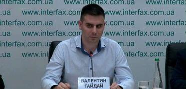 “Putin Tranpın gözünə kül üfürür”