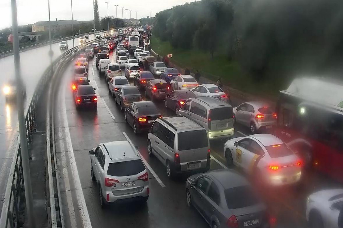 Zığ şosesində texniki nasaz yük avtomobili yolda qalaraq sıxlığa səbəb olub