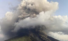 İndoneziyanın Semeru vulkanı püskürərək 4,7 kilometr hündürlüyə kül püskürüb