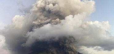 İndoneziyanın Semeru vulkanı püskürərək 4,7 kilometr hündürlüyə kül püskürüb