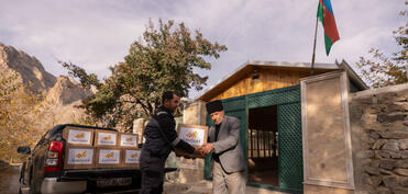 “AzerGold” Naxçıvanda aztəminatlı ailələrə bayram sovqatı təqdim edib