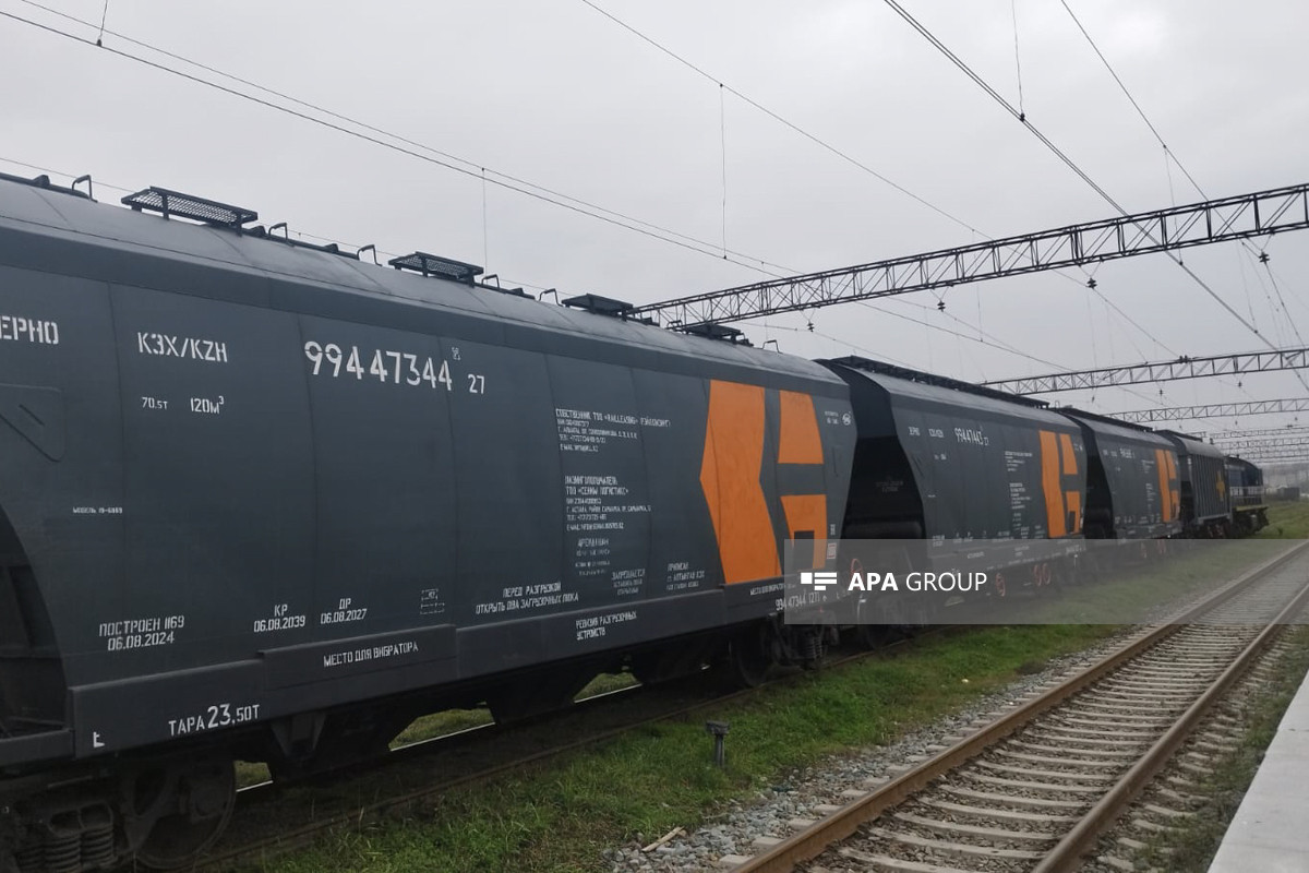 Qazaxıstan taxılı ilə yüklənmiş qatar Azərbaycandan Ermənistana yola salınır - FOTO