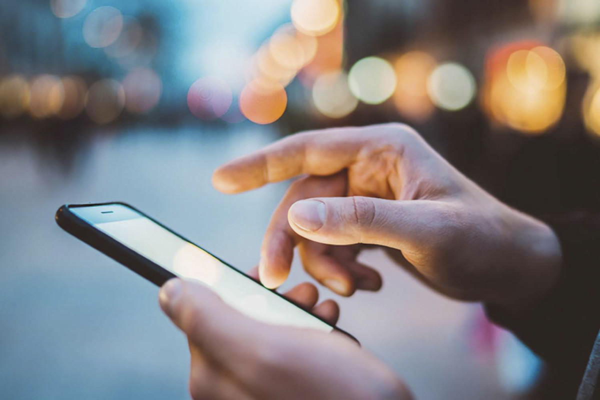 Azərbaycana gətirilən 1 ədəddən artıq mobil telefonların qeydiyyatı üçün 100 manat rüsum alınacaq