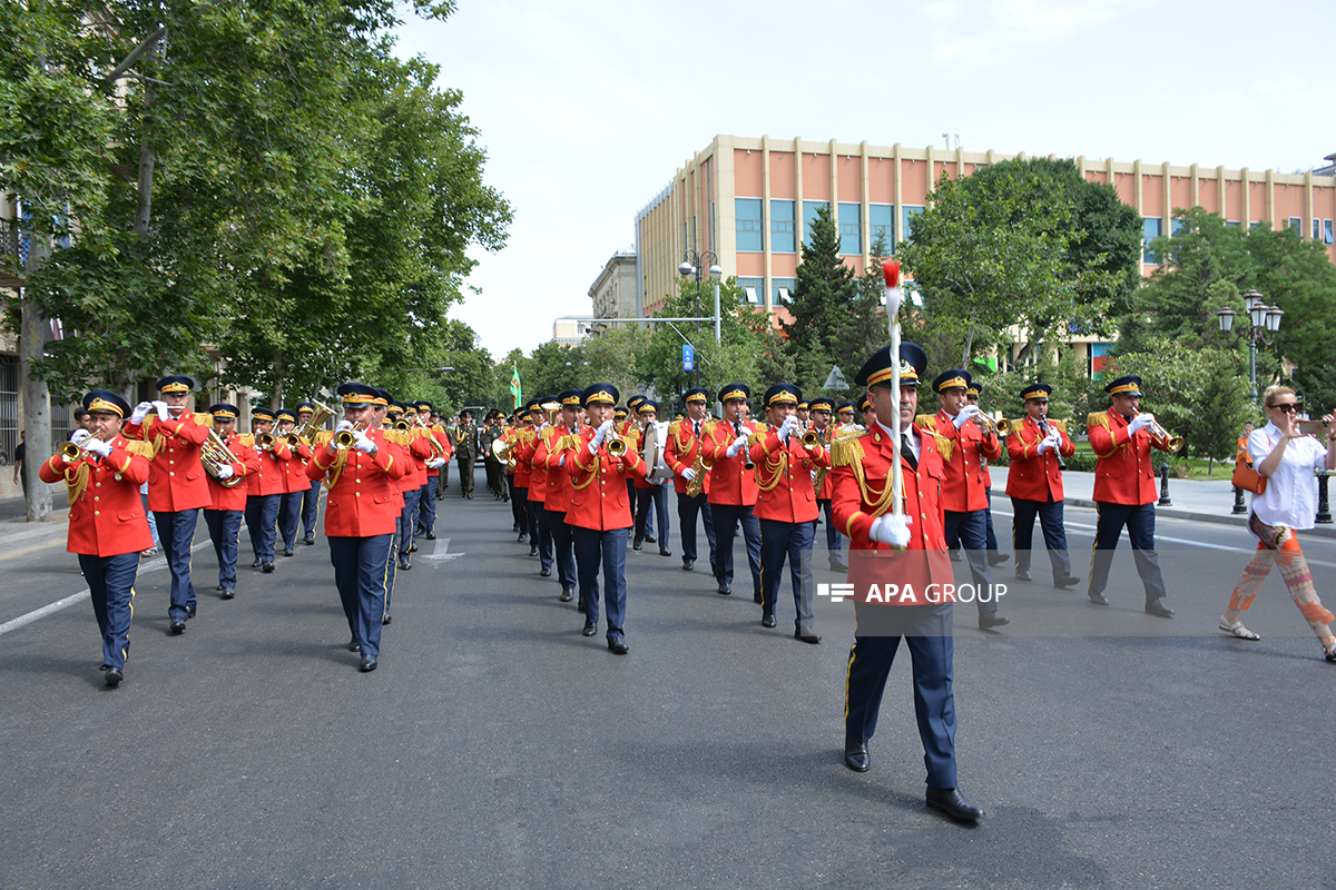 Bakıda hərbi orkestrlərin müşayiəti ilə yürüşlər təşkil edilir