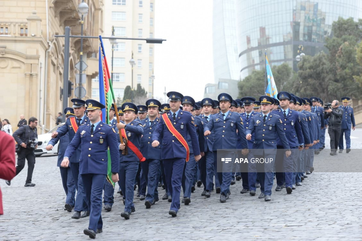 Bakıda Zəfər Günü münasibətilə hərbçilərin yürüşü keçirilib - FOTO - YENİLƏNİB