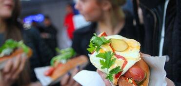 Türkiyədə kolbasa festivalında zəhərlənən 80 nəfər xəstəxanaya yerləşdirilib