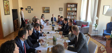 Hikmət Hacıyev NATO nümayəndə heyəti ilə sülh gündəliyini müzakirə edib