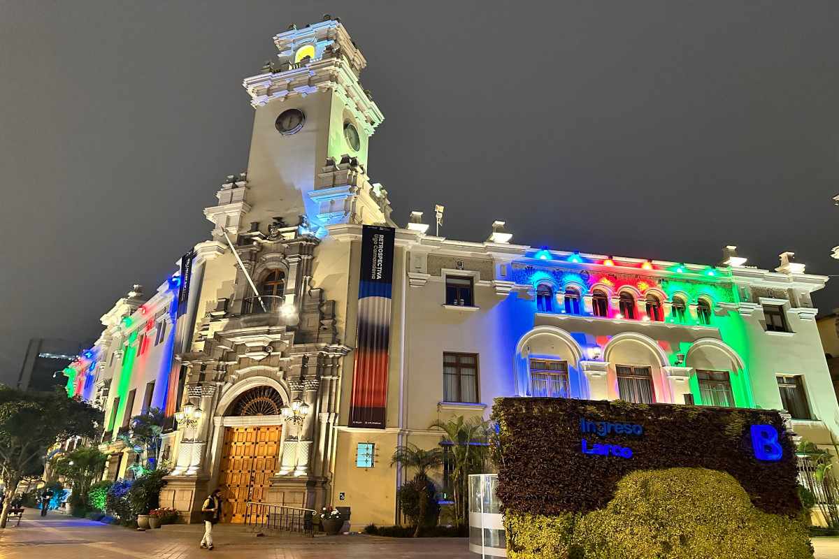 Limada bələdiyyə binası Azərbaycan bayrağının rəngləri ilə işıqlandırılıb
