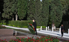 Prezident və birinci xanım Ulu Öndər Heydər Əliyevin məzarını ziyarət ediblər - FOTO