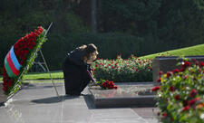 Prezident və birinci xanım Ulu Öndər Heydər Əliyevin məzarını ziyarət ediblər - FOTO