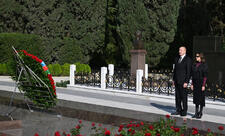 Prezident və birinci xanım Ulu Öndər Heydər Əliyevin məzarını ziyarət ediblər - FOTO