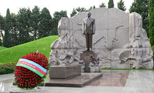 Prezident və birinci xanım Ulu Öndər Heydər Əliyevin məzarını ziyarət ediblər - FOTO