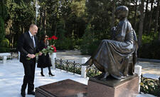 Prezident və birinci xanım Ulu Öndər Heydər Əliyevin məzarını ziyarət ediblər - FOTO