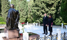 Prezident və birinci xanım Ulu Öndər Heydər Əliyevin məzarını ziyarət ediblər - FOTO